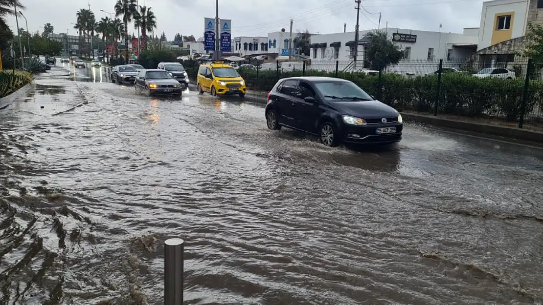 Bodrum sağanak yağışa teslim oldu