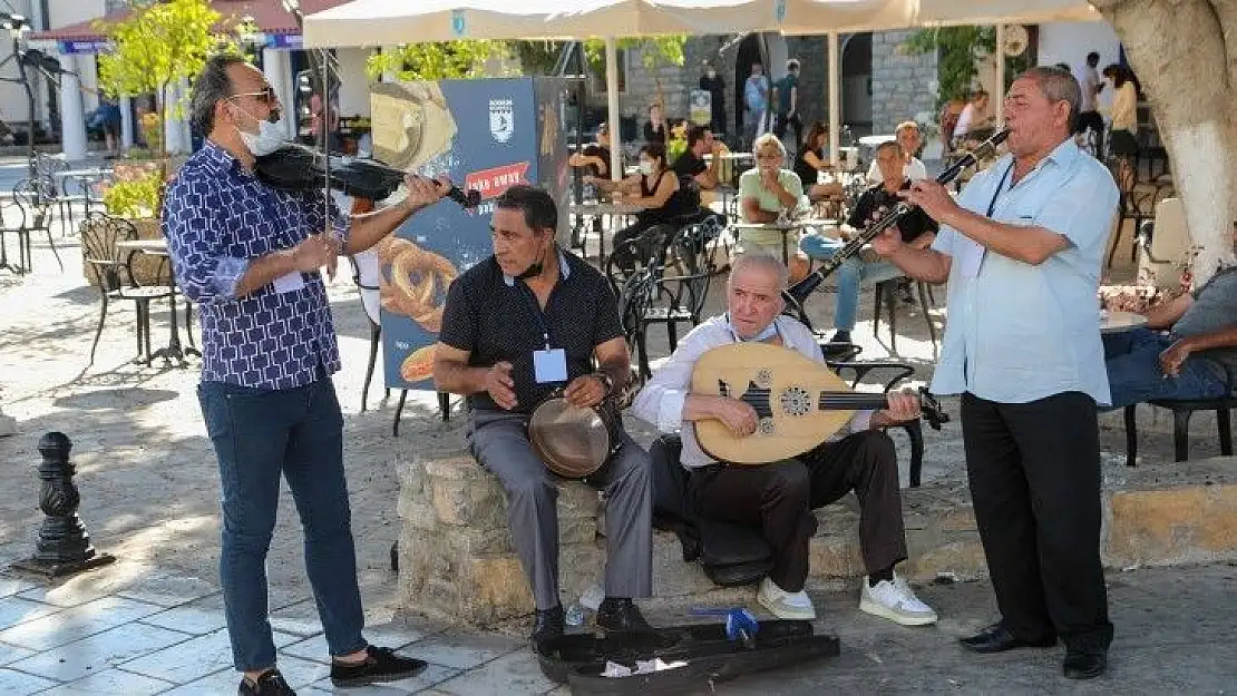 Bodrum sanatçıları Bodrum sokaklarında