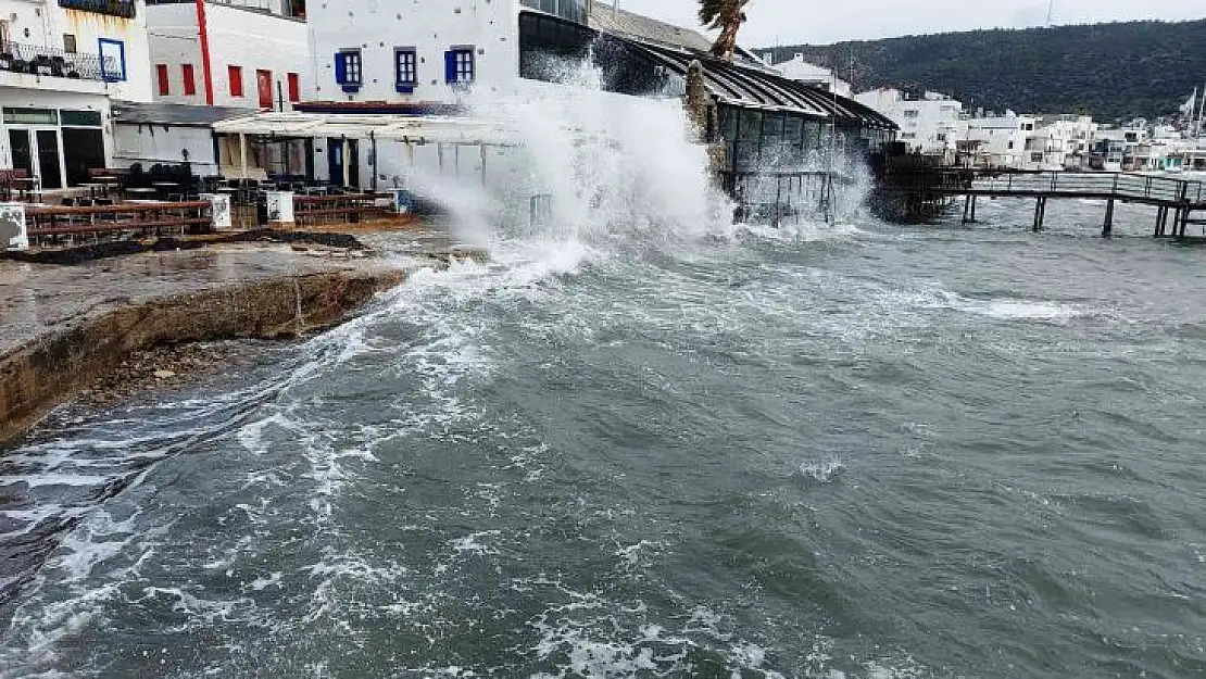 Bodrum'u fırtına vurdu, milyon dolarlık tekneler denize gömüldü, bazı tekneler karaya oturdu