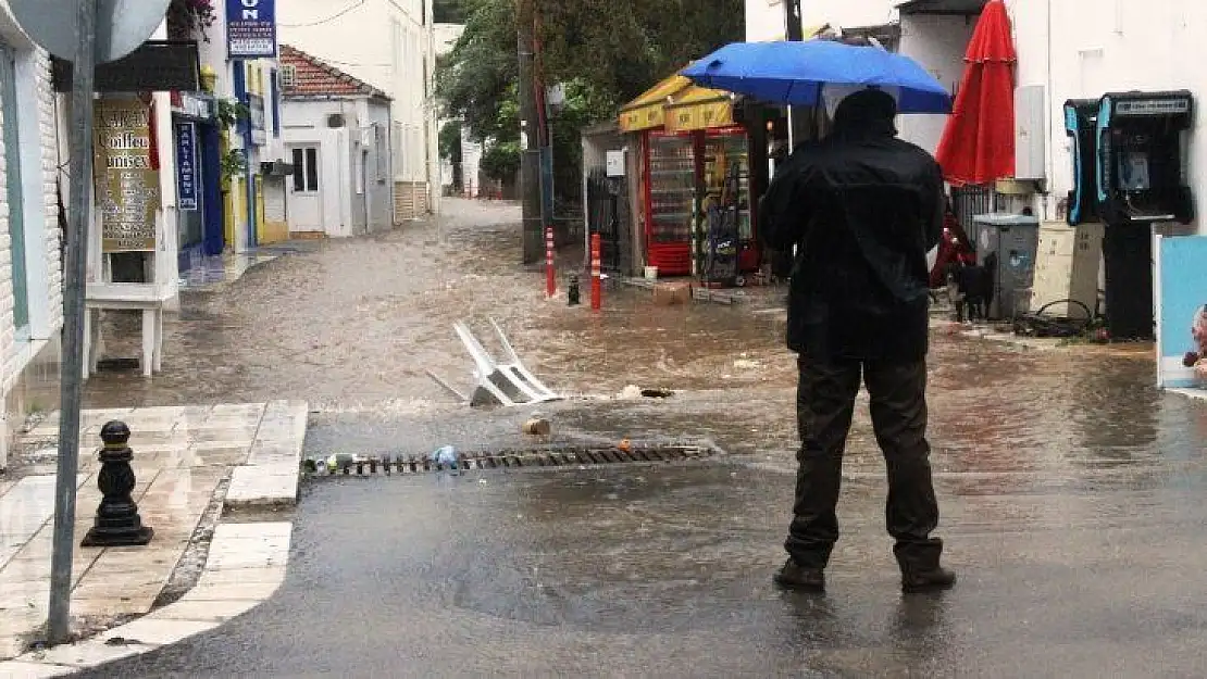 Bodrum'u önce fırtına sonra sağanak vurdu