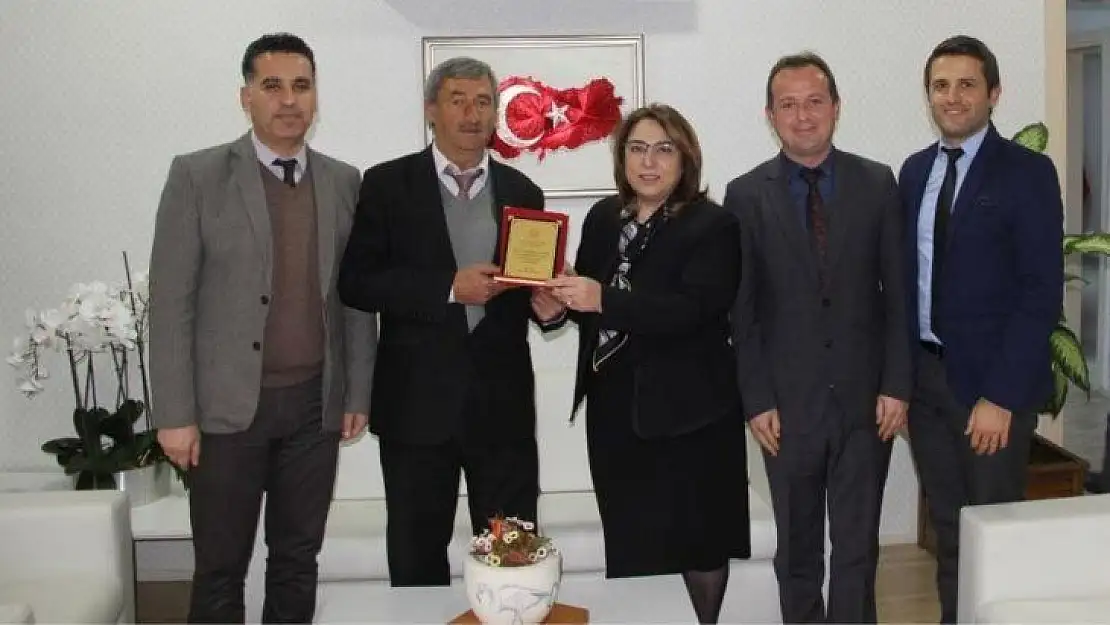 Boğa güreşi gelirini okula harcayan muhtara plaket