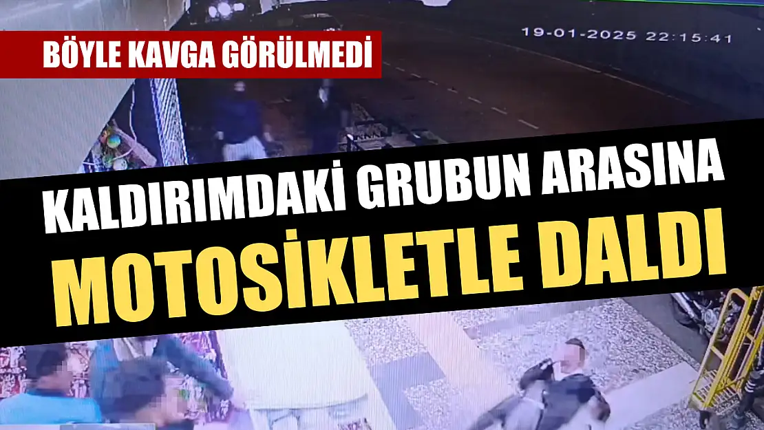 Böyle kavga görülmedi: Kaldırımdaki grubun arasına motosikletle daldı