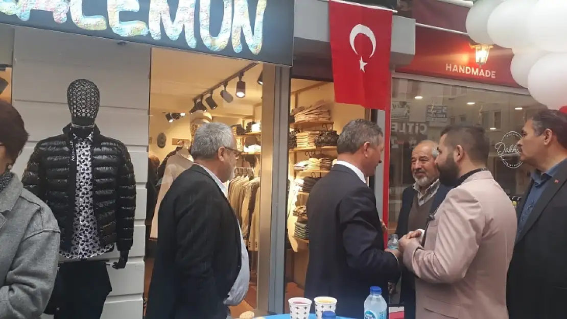 'Bukalemun' erkek giyim mağazası açıldı