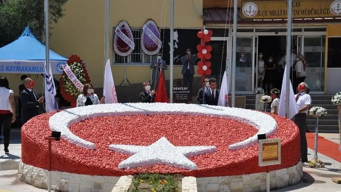 Büyük emekler sonucu tamamlanan Bayrak figürü törenle açıldı