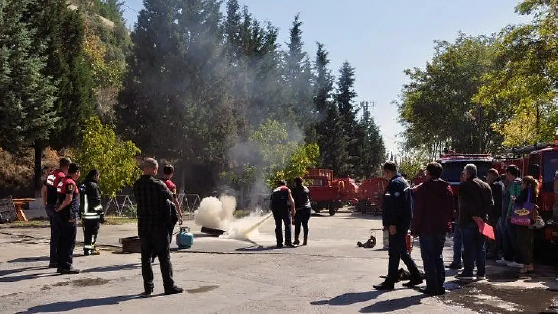 Büyükşehir itfaiyesinden Üniversite çalışanlarına yangın eğitimi