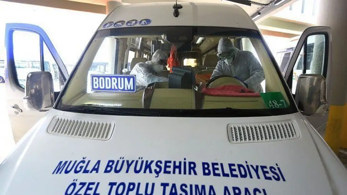 Büyükşehir özel toplu taşıma araçlarını dezenfekte ediyor