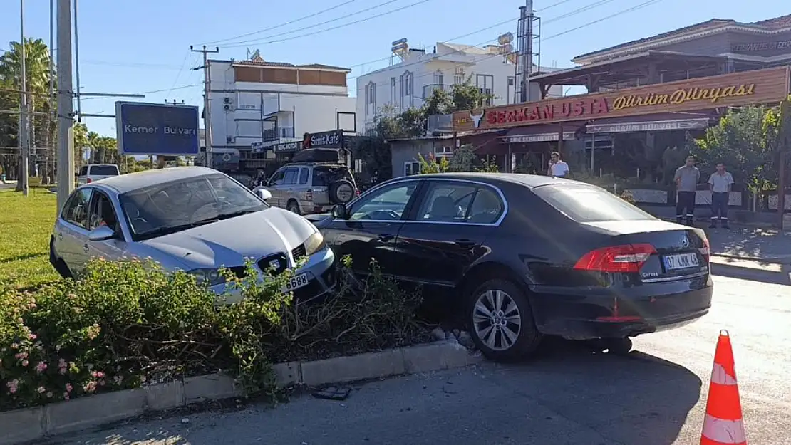 Çarpışan otomobiller levhaları yıktı: 3 yaralı