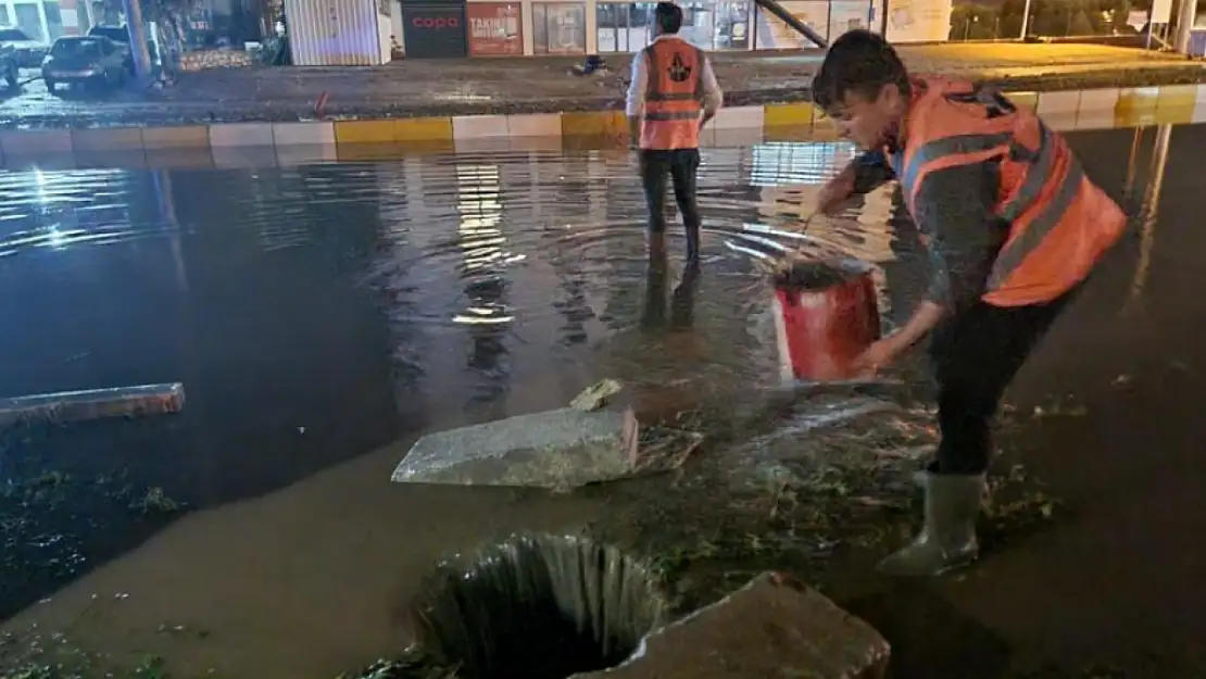 Ceviz büyüklüğündeki dolu araçlara zarar verdi