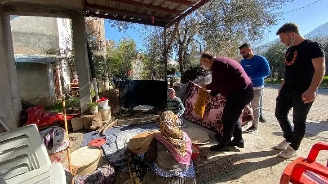 CHP İlçe Başkanı Mehmet Demir 6 ton patates dağıttı