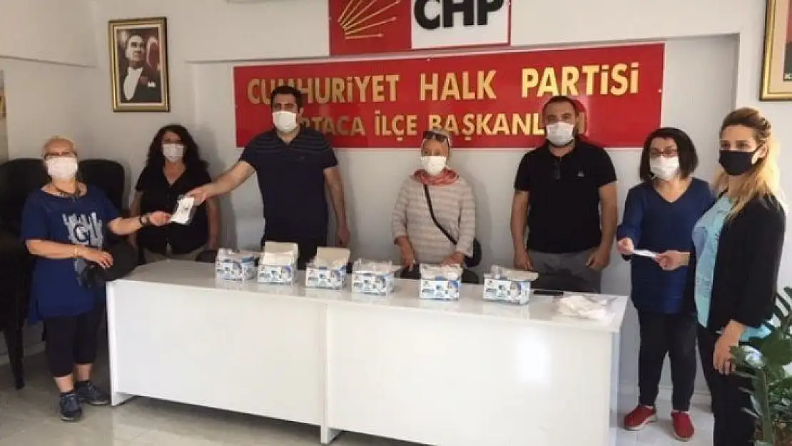 CHP Ortaca, kendi imkanları ile ürettiği maskeleri vatandaşa ulaştırıyor