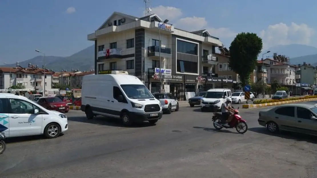 ÇİFT SIRA PARKLAR TRAFİĞİ KİLİTLİYOR!