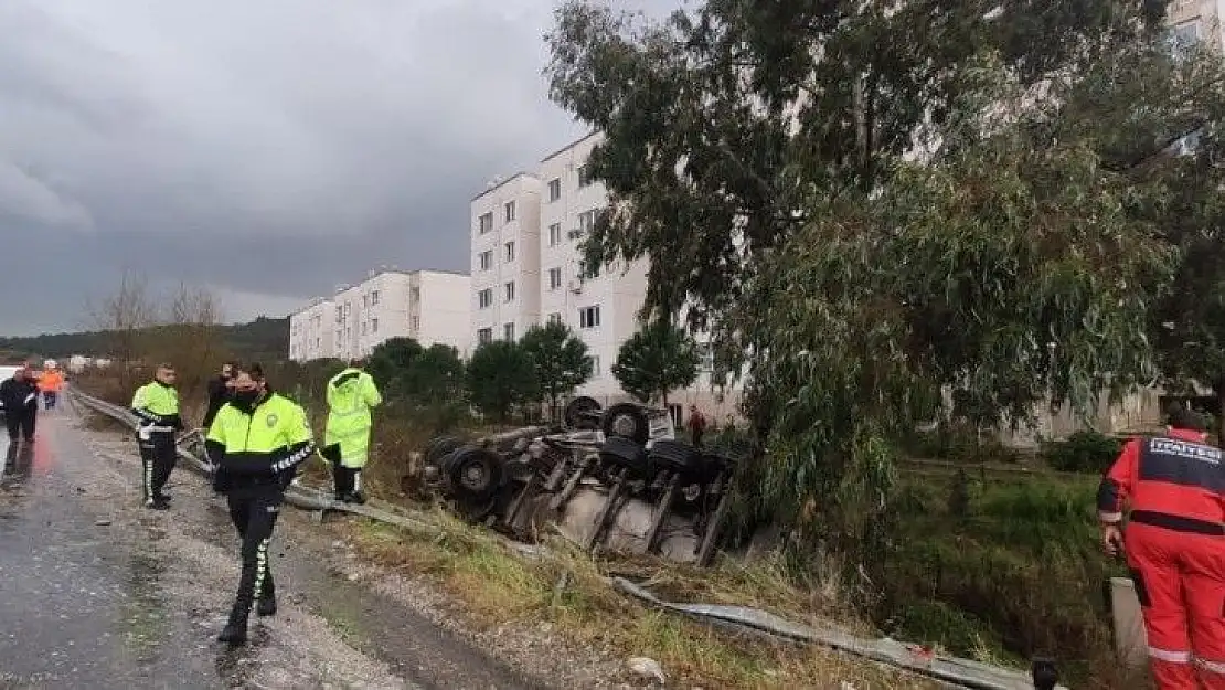 Çimento yüklü kamyon devrildi1 kişi yaralandı