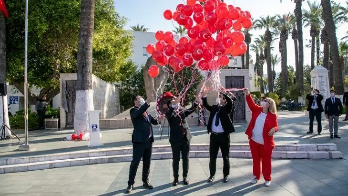 Çocuklar için gökyüzüne balon bıraktılar