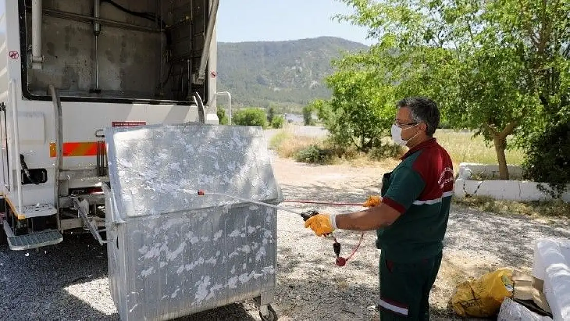 Çöp konteynerlerine hassas temizlik