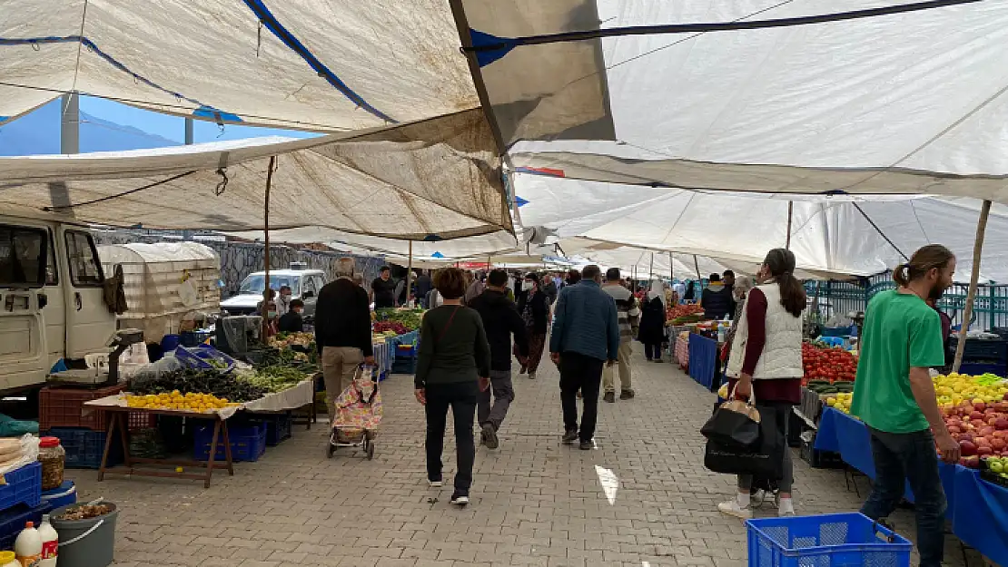 Cuma pazarı'nda yoğunluk