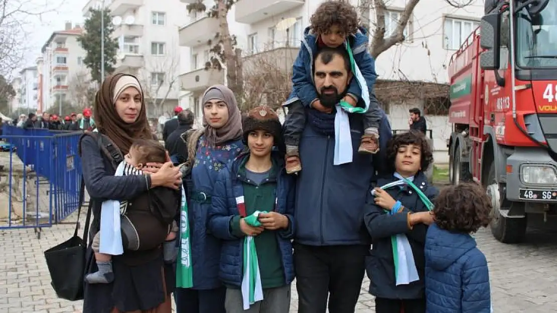 CUMHURBAŞKANINI GÖRMEK İÇİN 6 ÇOCUĞUYLA FRANSA'DAN GELDİ