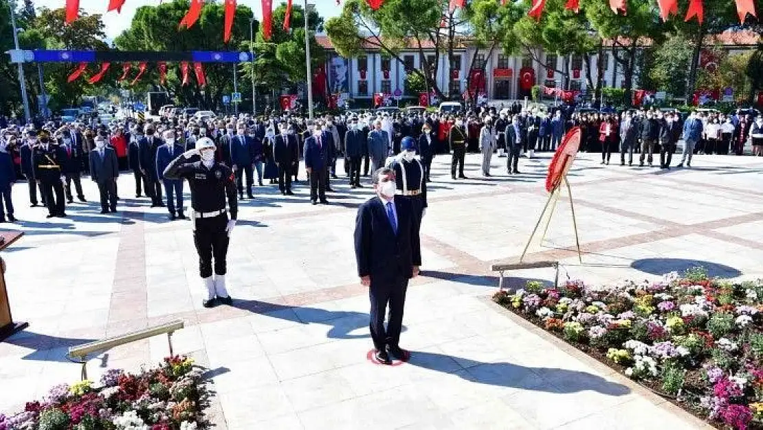 Cumhuriyet Bayramı kutlama programı çelenk sunma töreni ile başladı