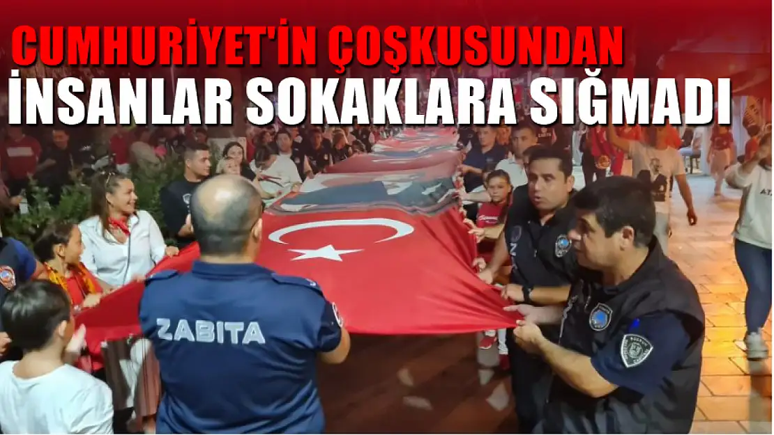 Cumhuriyet'in coşkusundan insanlar sokaklara sığmadı