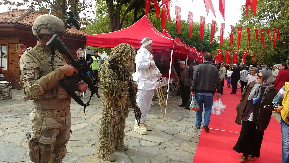 Cumhuriyet'in ışığında Cumhuriyet Kadınları defilesi