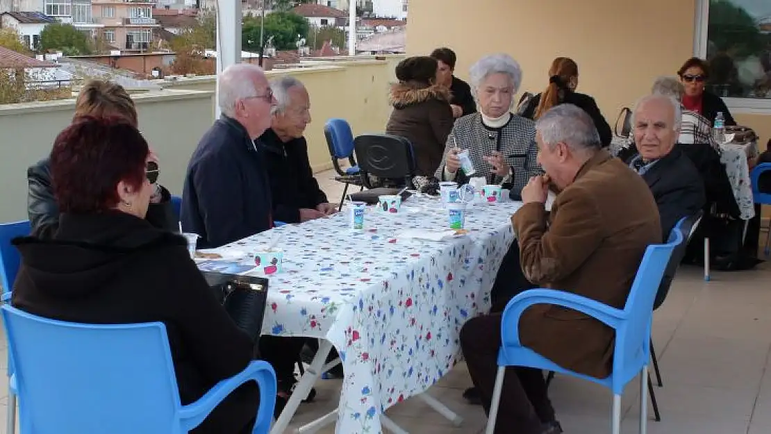 ÇYDD'DEN ÇİĞ BÖREK VE AŞURE ETKİNLİĞİ