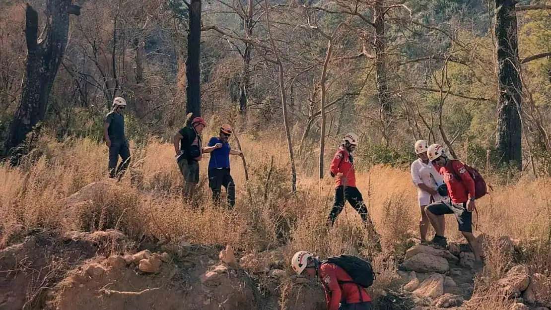 Dağda mahsur kalan turistleri AKUT kurtardı