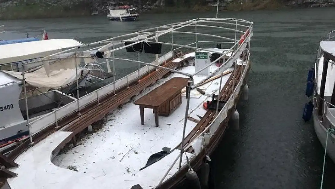 Dalyan'da şiddetli rüzgar teknelerin güneşliklerini uçurdu