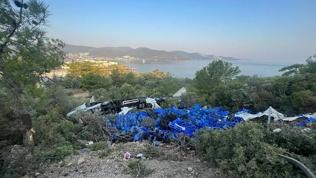 Damacana yüklü tır devrildi: 1 yaralı