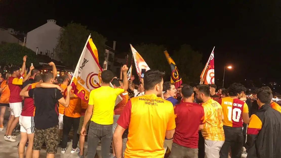 Galatasaraylılar şampiyonluğu doyasıya kutladı