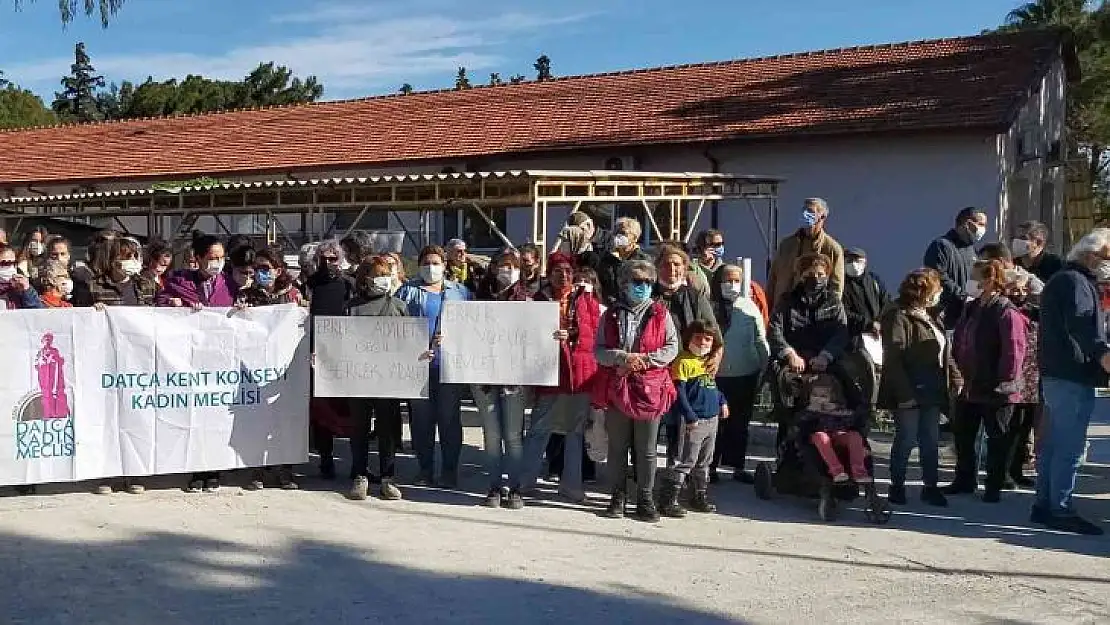 Datça'da kadın platformu üyelerinden adliye önünde basın açıklaması