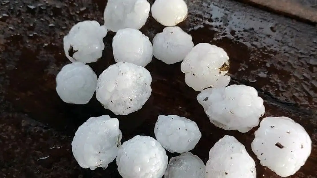 Datça'ya fındık büyüklüğünde dolu yağdı