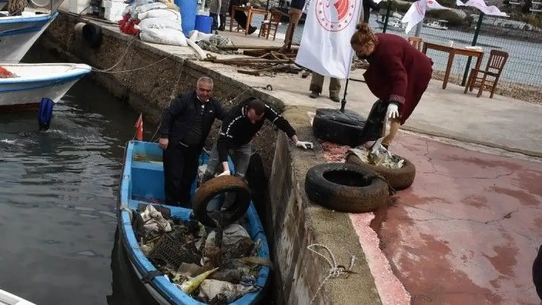 Deniz dibinden tonlarca çöp çıktı