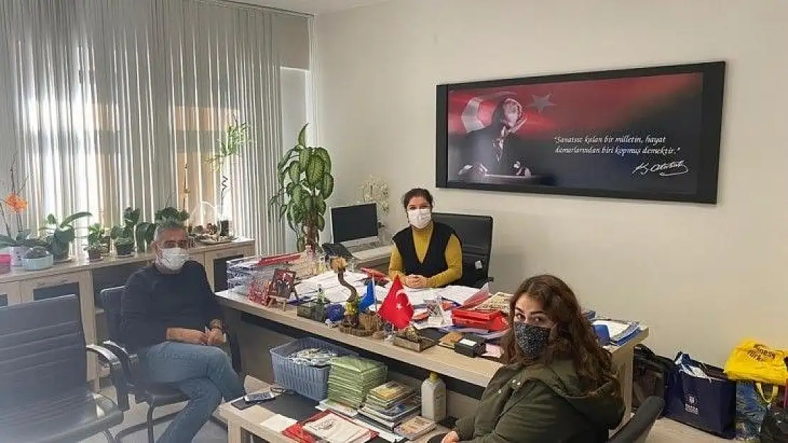 Denizcilik sektörünün önde gelen isimlerinden Kaptan Murat Öner, 10 bin adet maske dağıttı