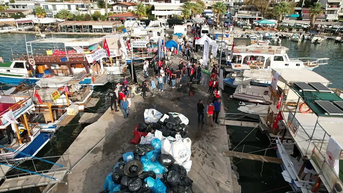 Denizden 15 ton atık çıkarıldı