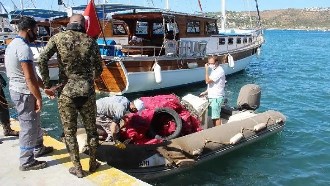 Denizden 2 saatte 300 kilogram çöp çıktı