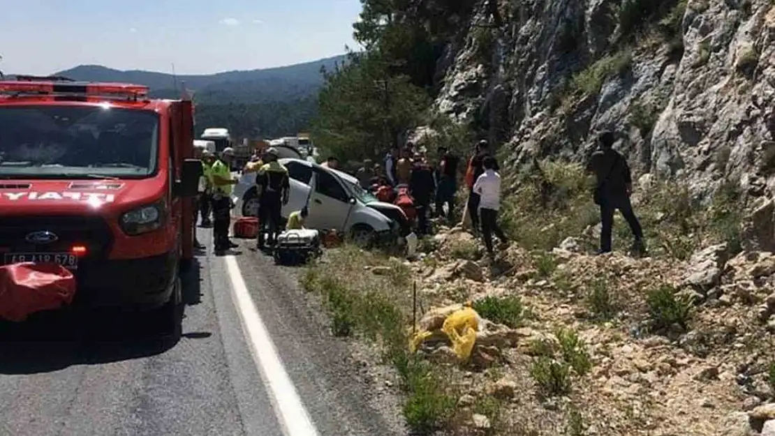 Otomobil, tüp yüklü kamyona çarptı