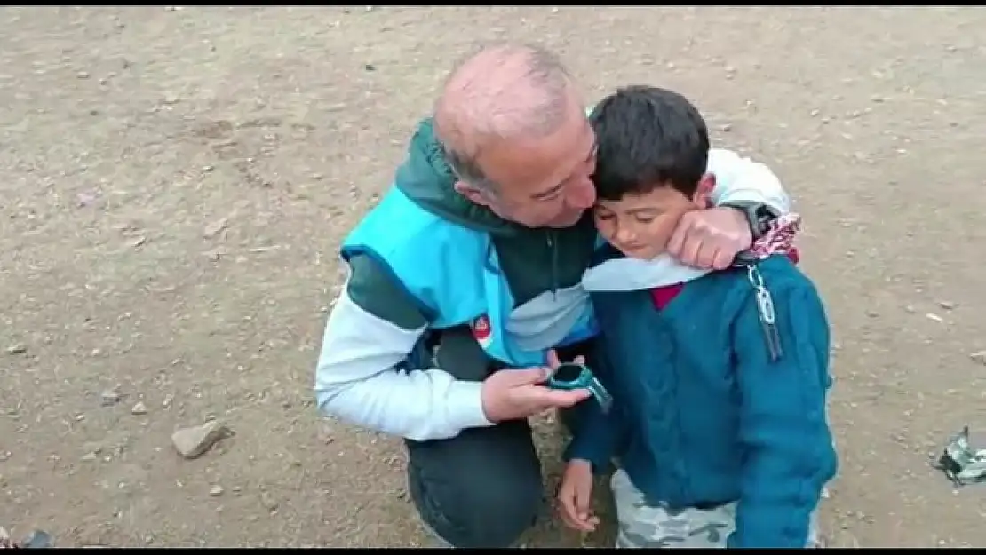 DEPREM BÖLGESİNDE TANIŞTIĞI MİNİK ARDA İLE TEKRAR BULUŞTU DUYGULU ANLAR YAŞANDI  