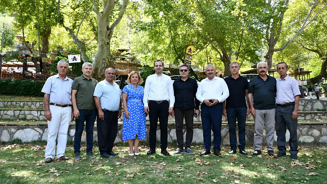 Deprem Bölgesine Atanan Kaymakam'a Veda Yemeği 