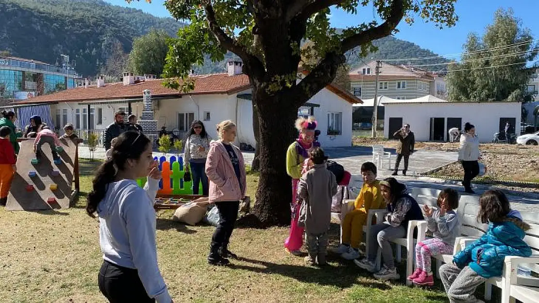 DEPREMZEDE ÇOCUKLAR PALYAÇO EŞLİĞİNDE EĞLENDİ