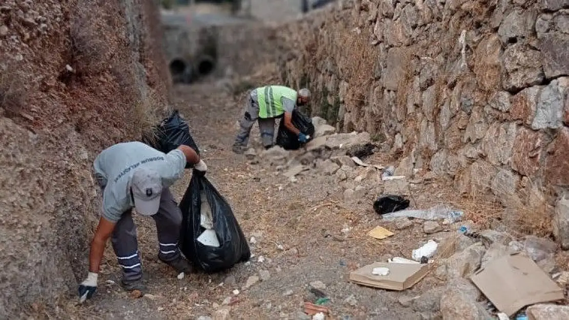 Dere yataklarından 485 torba çöp toplandı