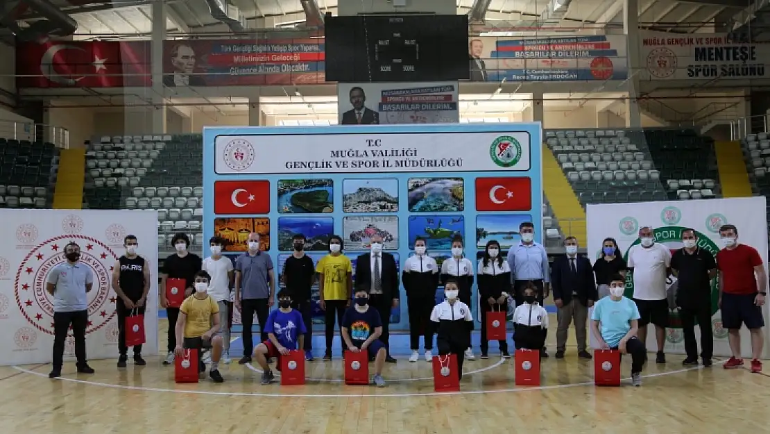 Dereceye giren sporcular ödüllerini aldılar