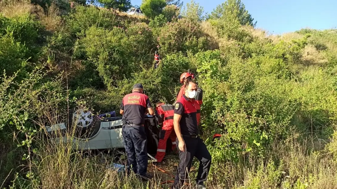 Dereye yuvarlanan araçta sıkışan sürücü kurtarıldı