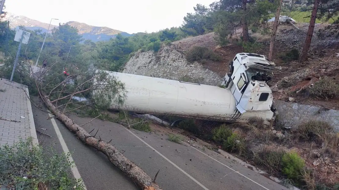 Doğalgaz yüklü tanker uçuruma yuvarlandı: 1 yaralı