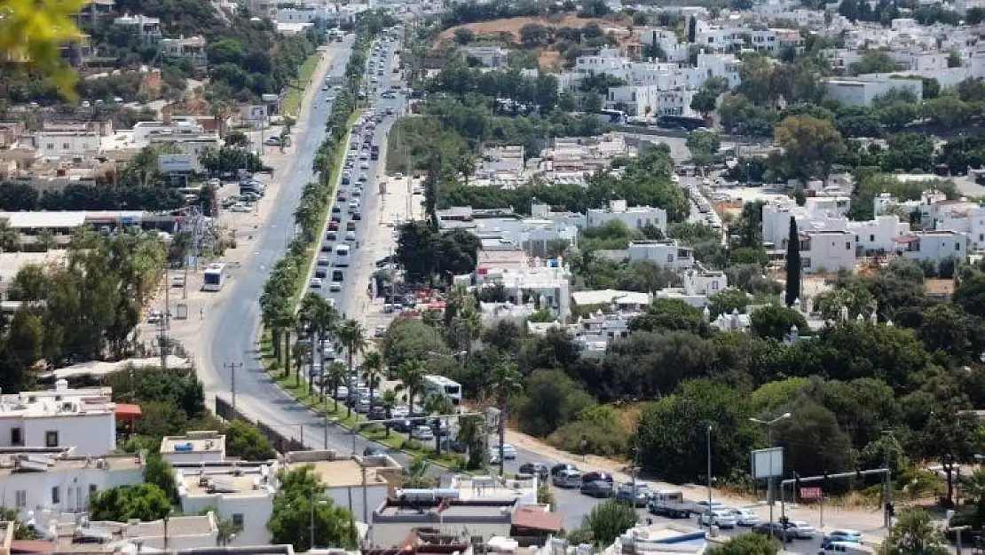 Dönüş yolu kitlendi, Bodrum trafiği durdu