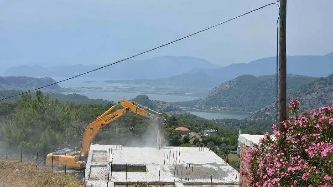 Dünyaca ünlü sahil manzaralı imara aykırı yapılar yıkılıyor