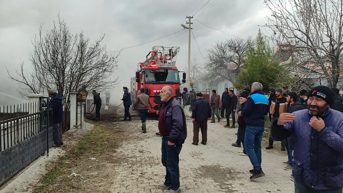 Elektrik telinden düşen kıvılcımla samanlık, odunluk ve traktör küle döndü