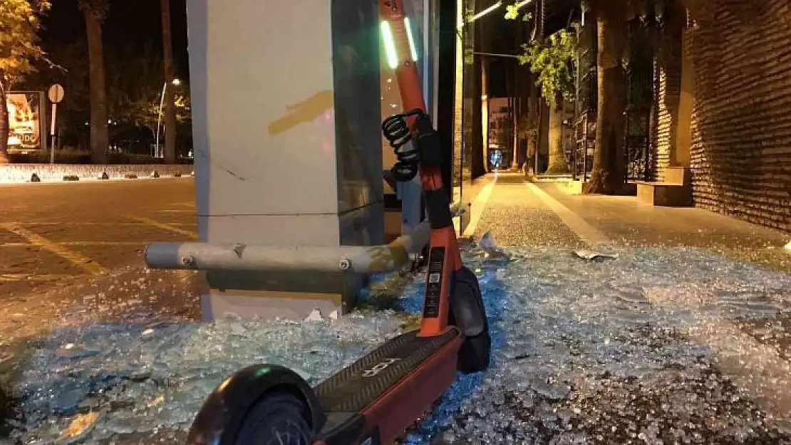 ELEKTRİKLİ SCOOTER İLE OTOBÜS DURAĞINA ÇARPTI: 1 YARALI