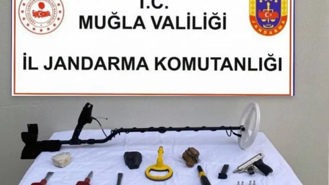 ELİNDEKİ TARİHİ ESERLERİ SATAMADAN YAKALANDI