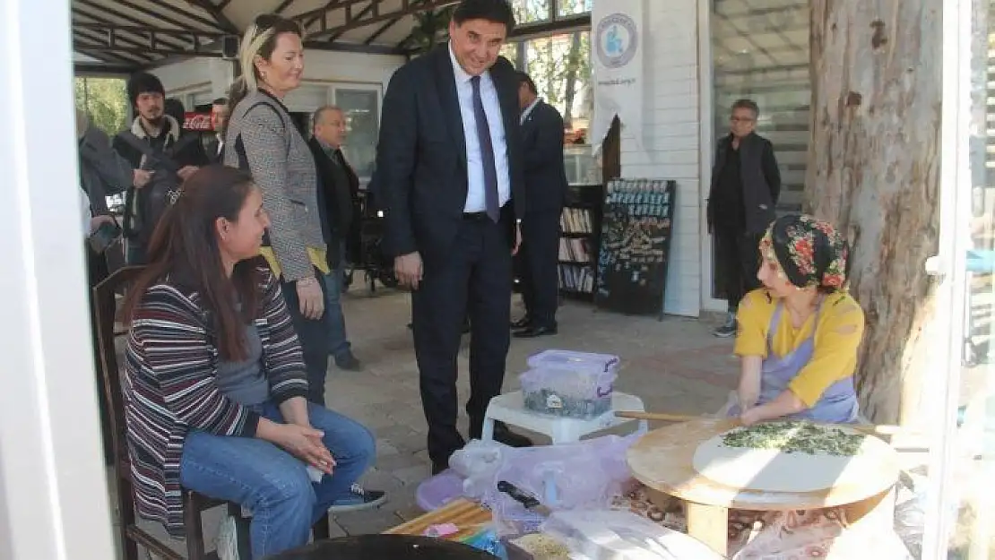 Elleri Olmayan Kader'in Yaptığı Börekler, Konuklara İkram Edildi