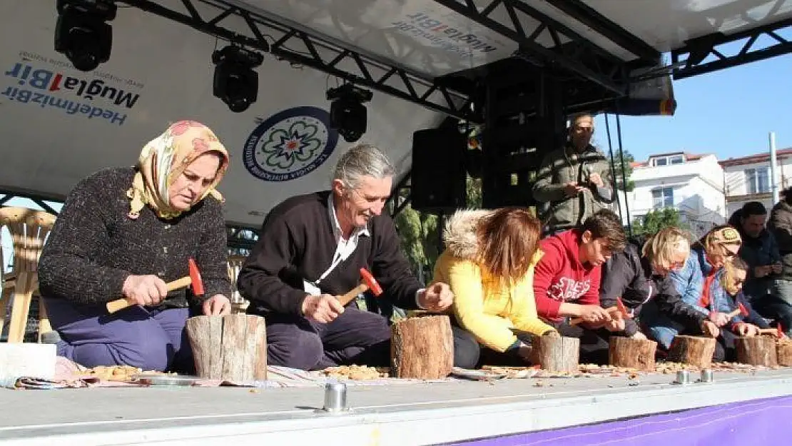 En çok bademi kırmak için yarıştılar