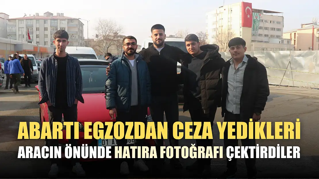 Abartı egzozdan ceza yedikleri aracın önünde hatıra fotoğrafı çektirdiler